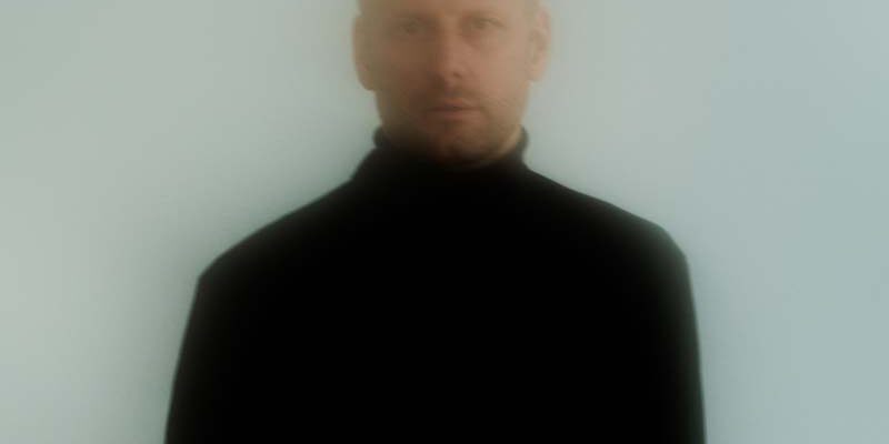 800x800_Haekken_YIMVTN_by-Ladina-Bischof YIMVTN im schwarzen Rollkragen vor hellem Hintergrund
