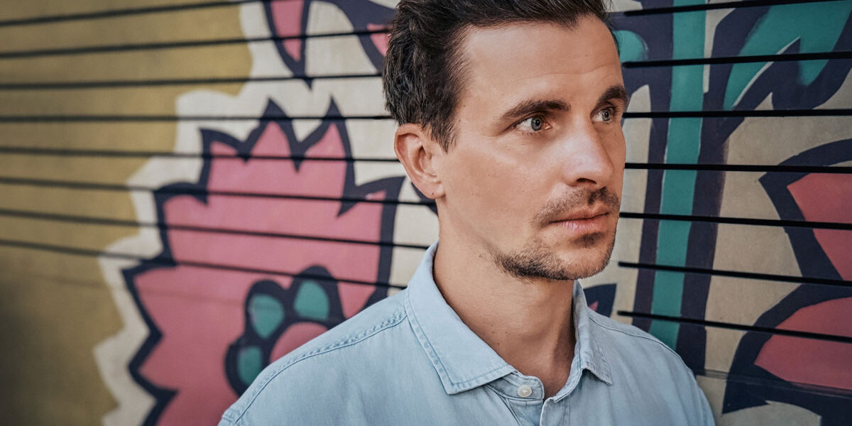 Julian-Sengelmann_Credit_CThomasLeidig_Haekken Portrait Julian Sengelmann vor Wand mit Graffiti